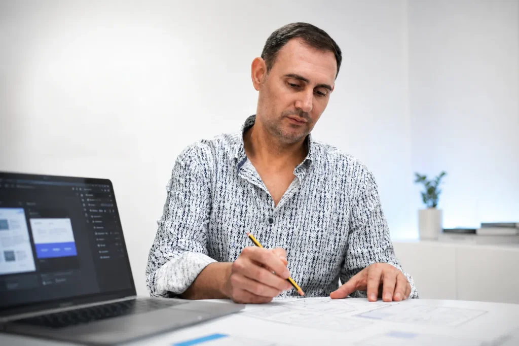 Javier, diseñador web en Castellón, trabajando en un proyecto