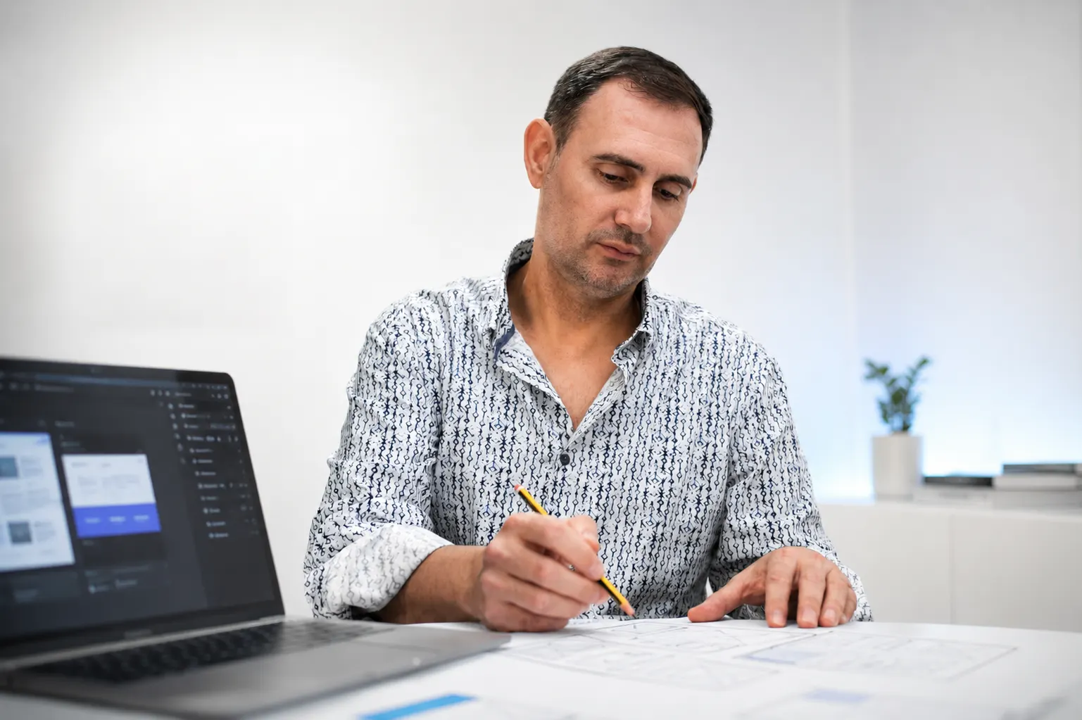 Javier bocetando a lápiz la estructura de una web en su estudio de Castellón
