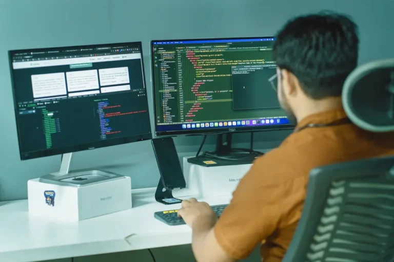 Especialistas en seguridad web corporativa protegiendo datos
