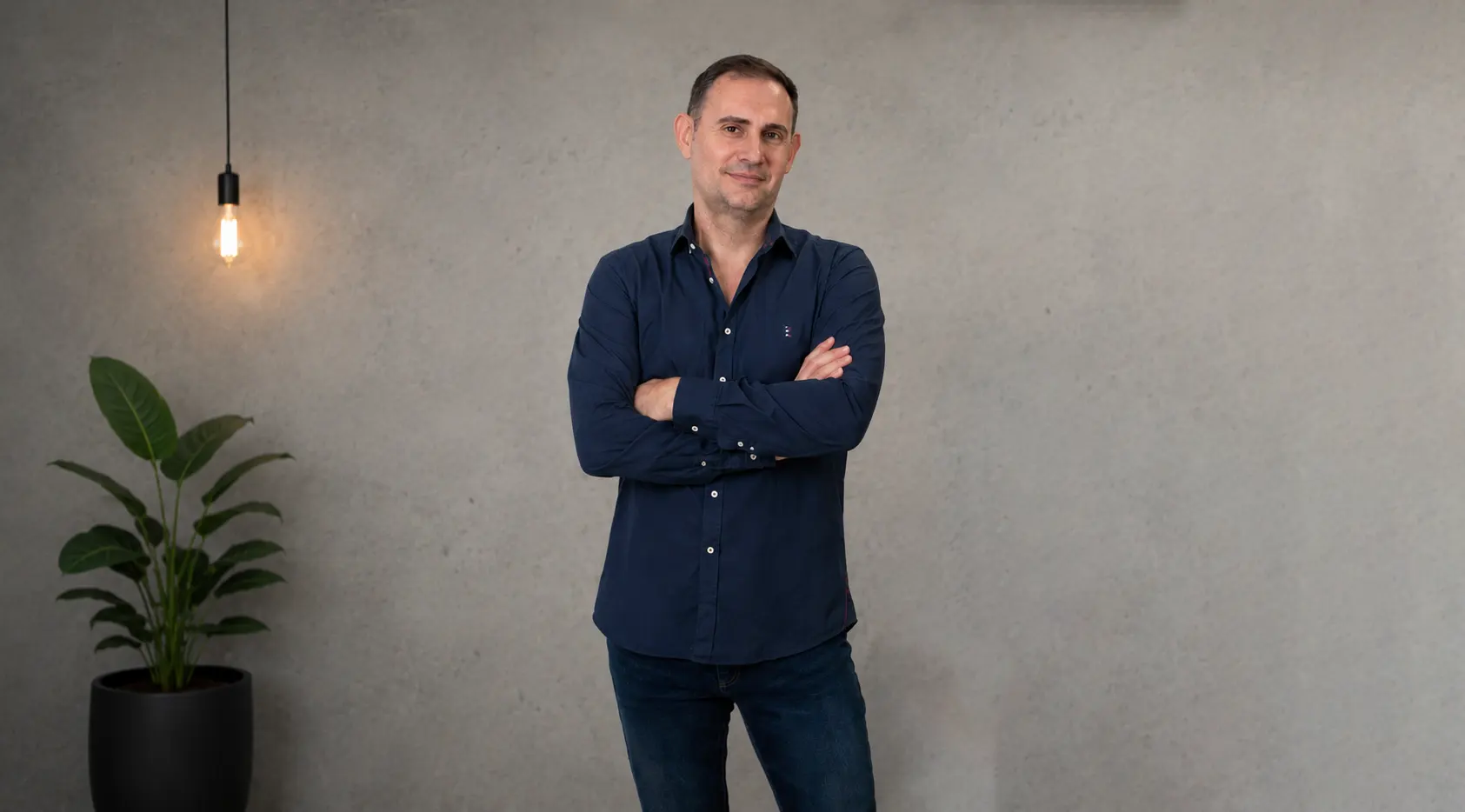 Javier, fundador de La Web Que Mola, en su estudio de diseño web en Castellón